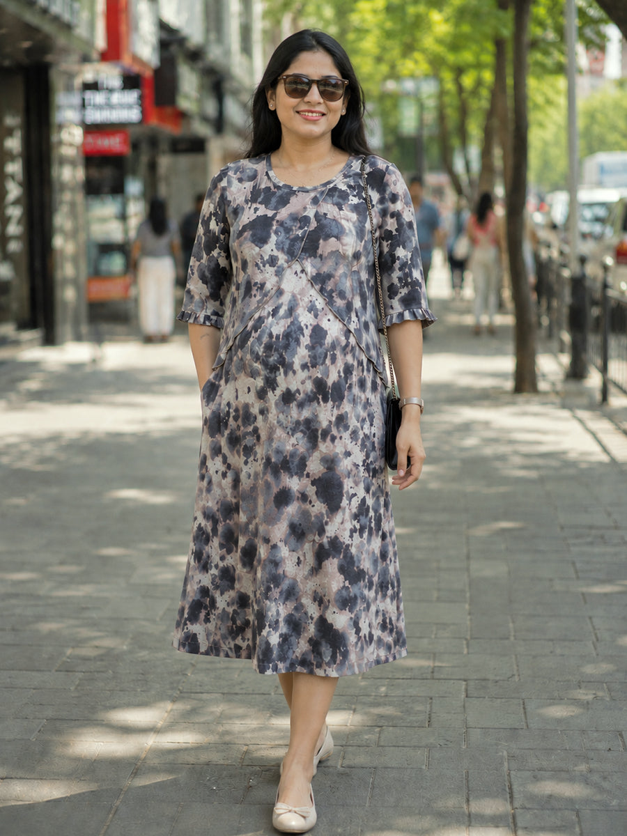 Ziva Maternity & Feeding Knitted Cotton Maxi Dress with Zipless Feeding Access & Pocket – Light Grey Watercolor Tie-Dye