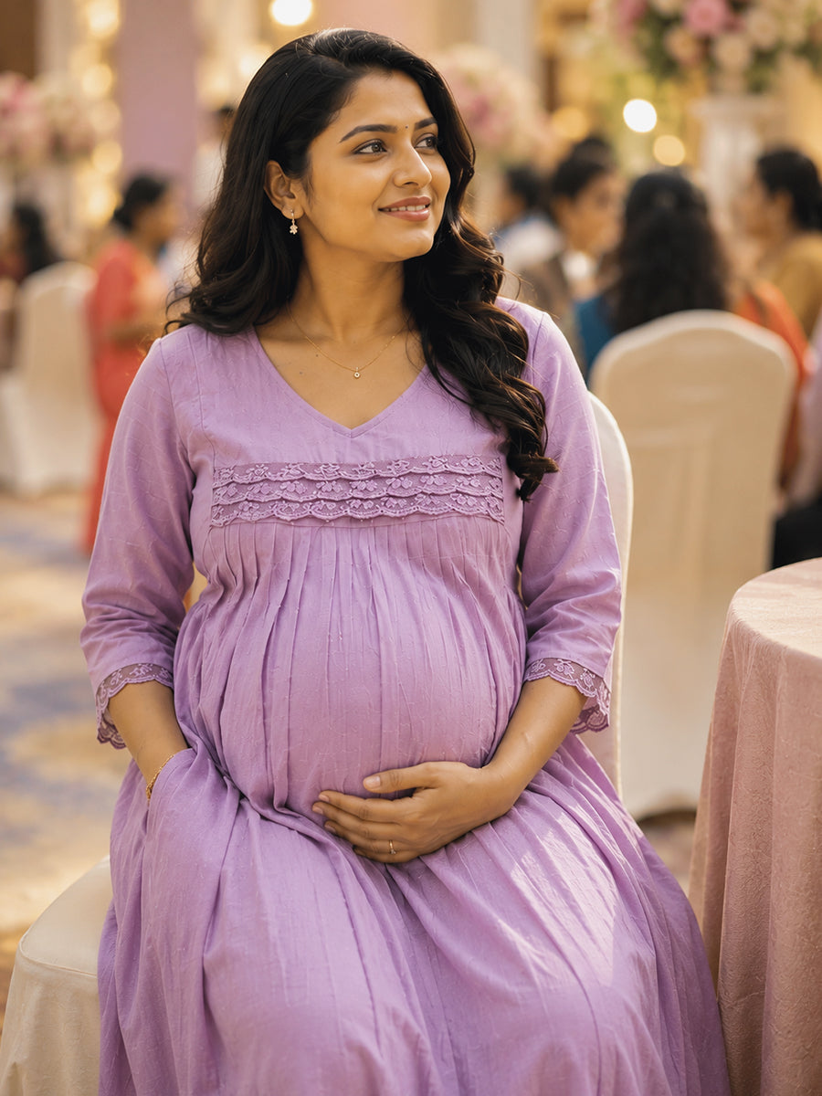 Ziva Maternity & Feeding Slub Grain Textured Dress with Invisible Feeding Zips, Crochet Lace Detailing & Pocket – Light Lavender