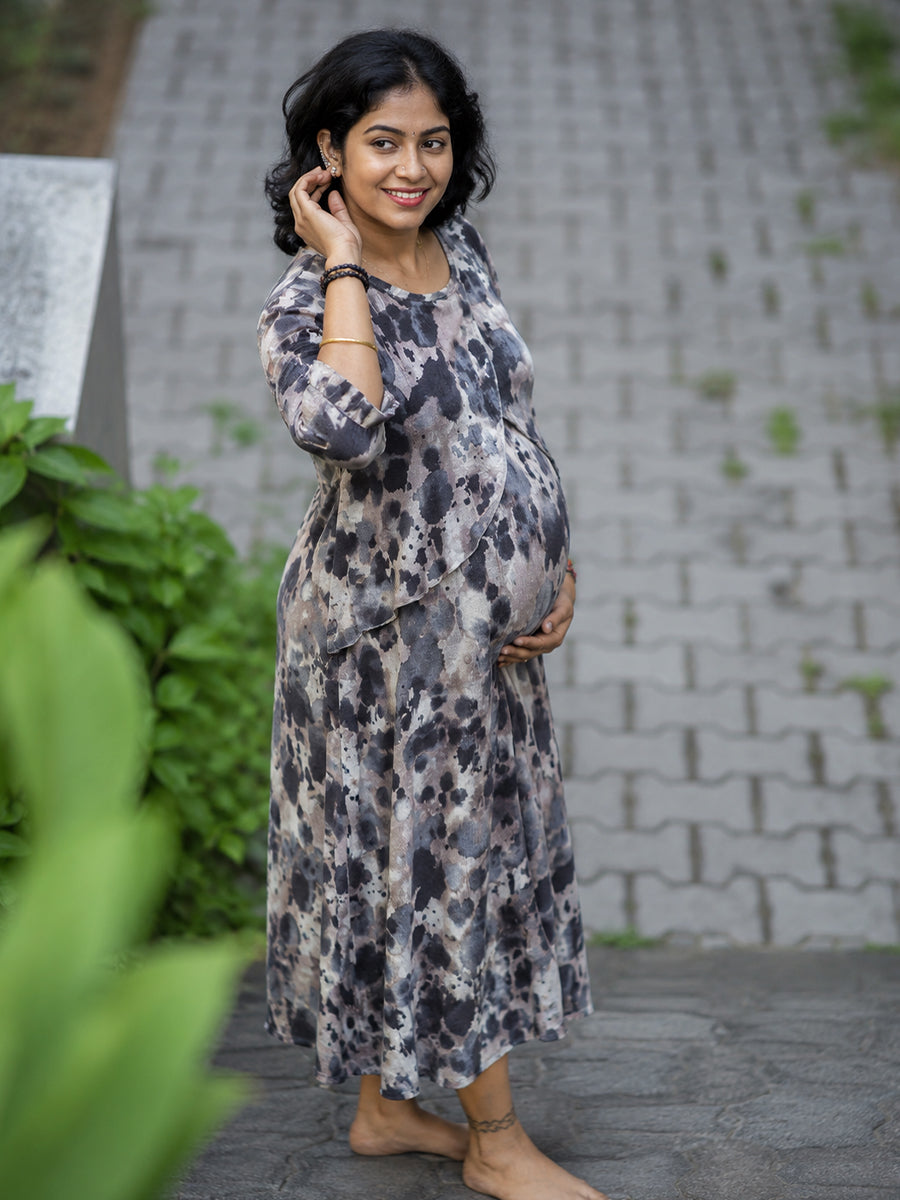 Ziva Maternity & Feeding Knitted Cotton Maxi Dress with Zipless Feeding Access & Pocket – Light Grey Watercolor Tie-Dye