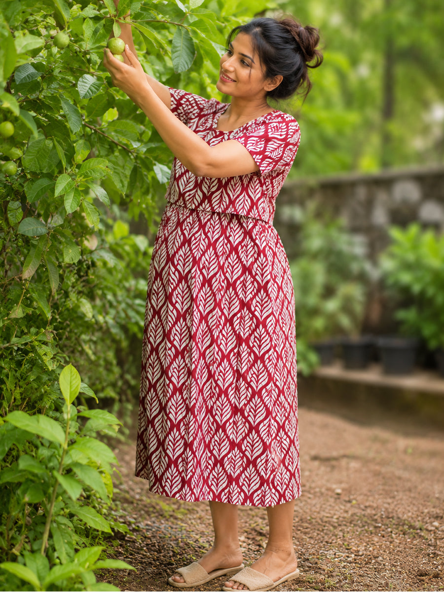 Ziva Zipless Maternity & Feeding Knitted Dress with Adjustable Tie & Side Pocket – Maroon Botanical Leaf Print