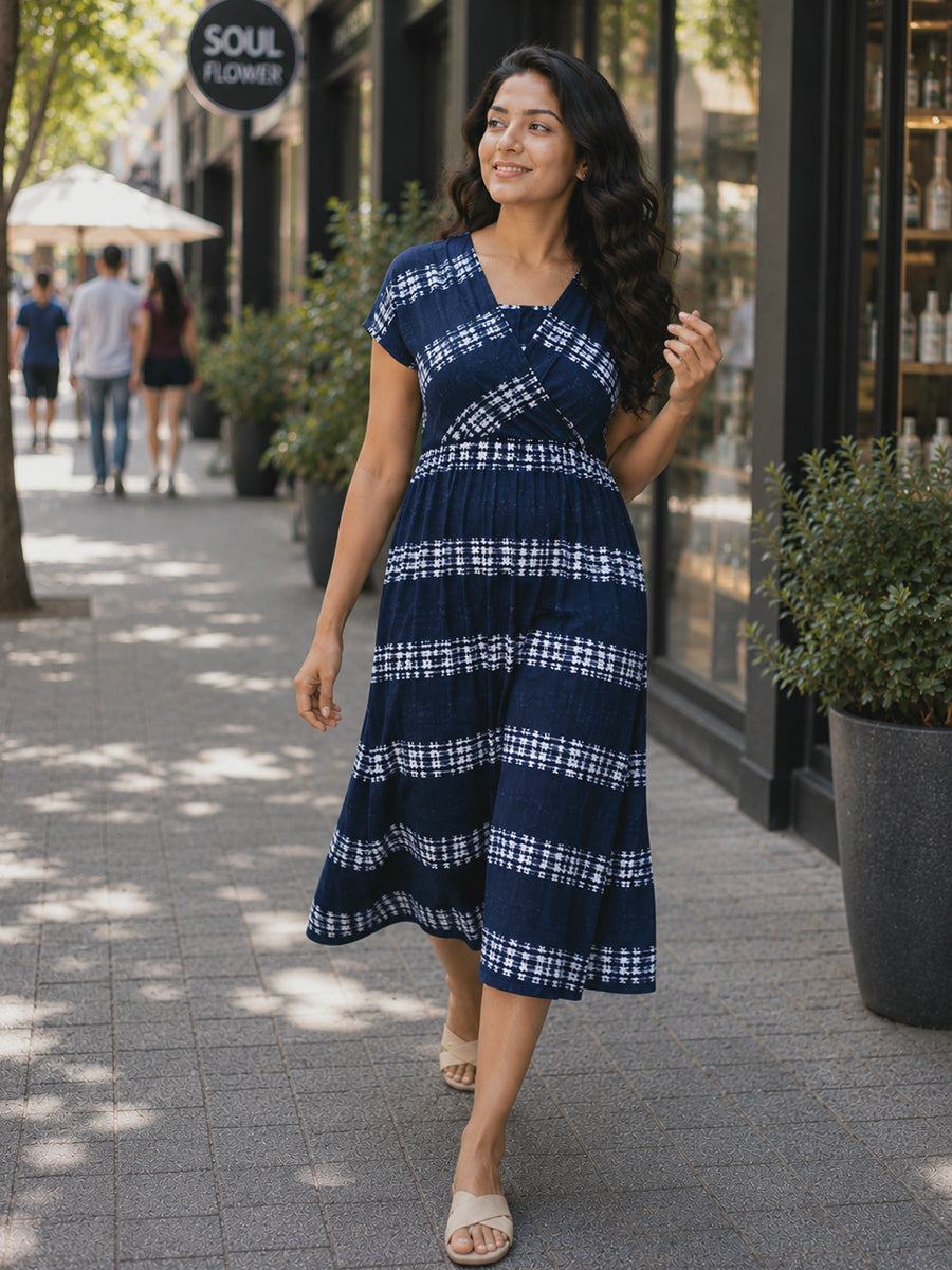 Ziva Maternity & Feeding Knitted Cotton Midi Dress with Zipless Feeding Access & Pocket – Navy Blue Tie-Dye Stripes