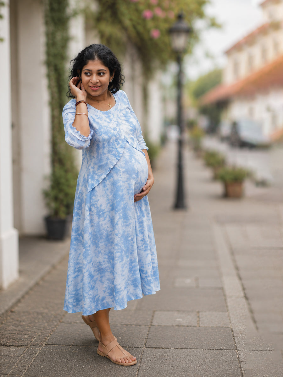 Ziva Maternity & Feeding Knitted Cotton Maxi Dress with Zipless Feeding Access & Pocket – Light Blue Spray Paint Print