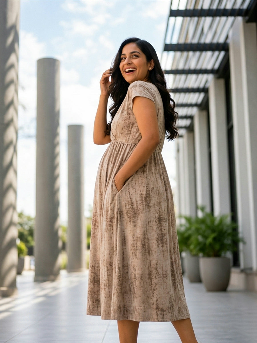 Ziva Maternity & Feeding Knitted Cotton Midi Dress with Zipless Feeding Access & Pocket – Brown Sugar Tie-Dye