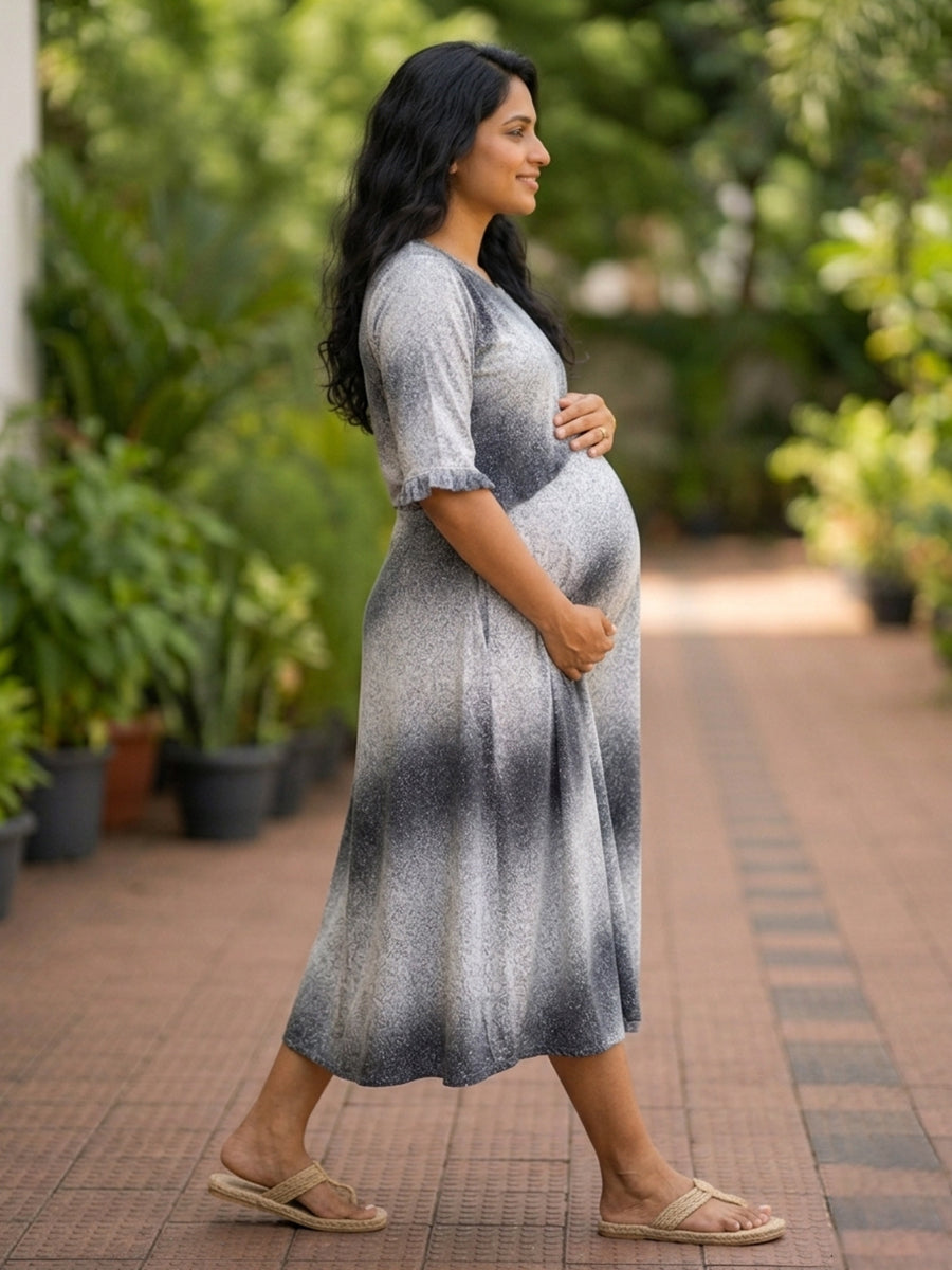 Ziva Maternity & Feeding Knitted Cotton Maxi Dress with Zipless Feeding Access & Pocket – Charcoal Grey Spray Paint Print