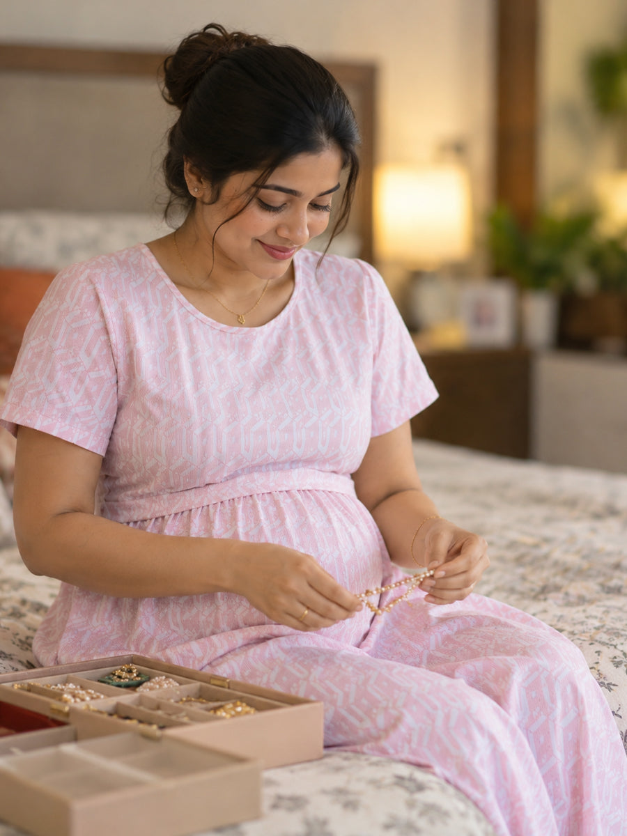 Ziva Zipless Maternity & Feeding Knitted Dress with Adjustable Waist Tie & Side Pocket | Soft Baby Pink White Geometric Print