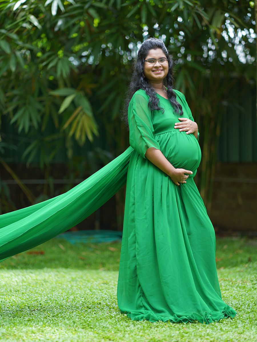 South Indian & Fashion brides on Instagram: “Baby shower ✨ . Photo📷  @mommyshotsbyamrita .… | Baby shower photography, Couple pregnancy  photoshoot, Indian maternity